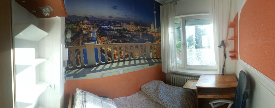 We offer a room for rent for Erasmus students.