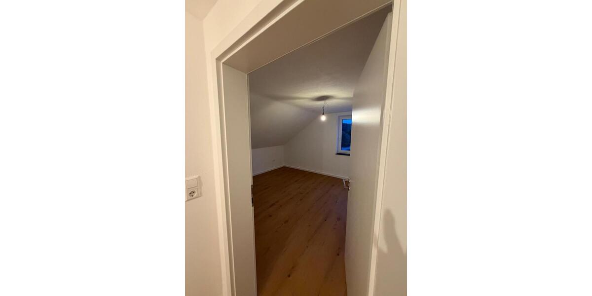 Dachgeschoßwohnung Vöhringen - 3.5 Zimmer, 80 m&sup2;, 900&euro; | Angebot:26049592