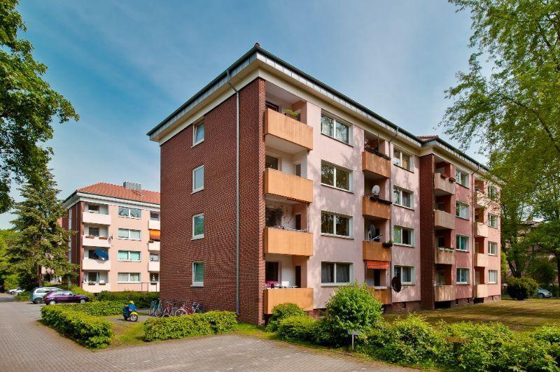 3-Zim.-Wohnung im Mehrfamilienhaus mit Balkon und kostenfreien Parkplätzen frei!