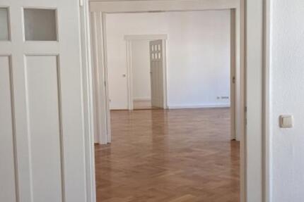 Großzügige 5-Zimmer-Wohnung mit Wintergarten und Balkon – ruhig und zentrumsnah gelegen zimmer