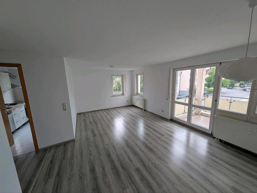 3-Zimmer-Wohnung mit Balkon, Einbauküche & Garage in ruhiger Lage