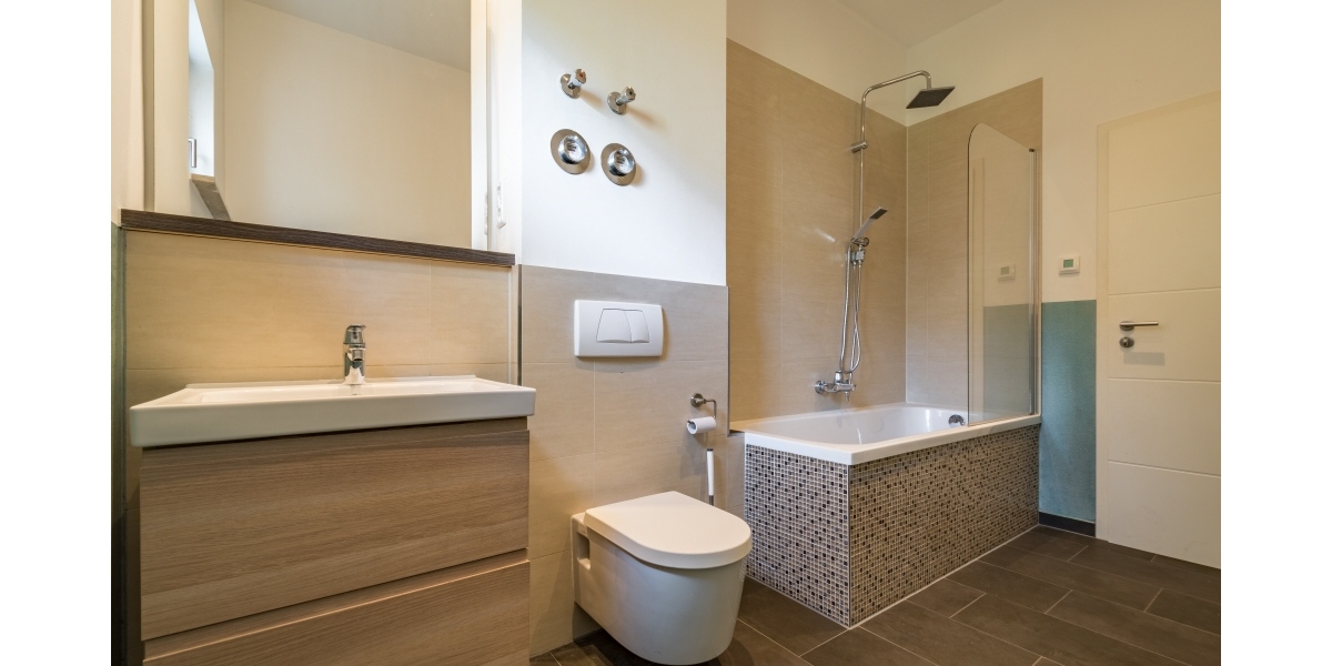 EINBAUKÜCHE – MODERNES WANNENBAD MIT FENSTER – TERRASSE – EINBAUSCHRANK - Terrassenwohnung Freital Deuben | Angebot:25887763