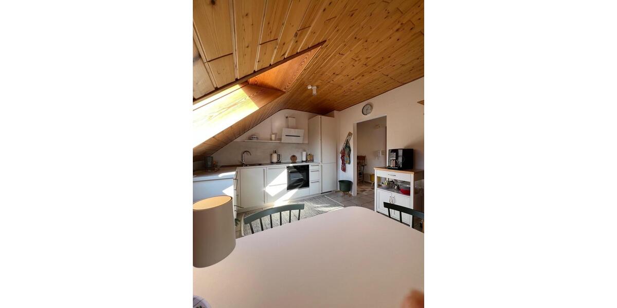 Dachgeschoßwohnung Höchberg - 3 Zimmer, 78 m&sup2;, 850&euro; | Angebot:25881492