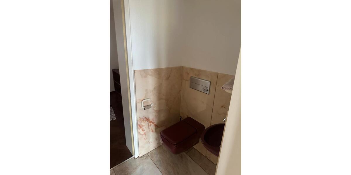 Etagenwohnung Pfreimd - 8 Zimmer, 250 m&sup2;, 1.500&euro; | Angebot:25254919