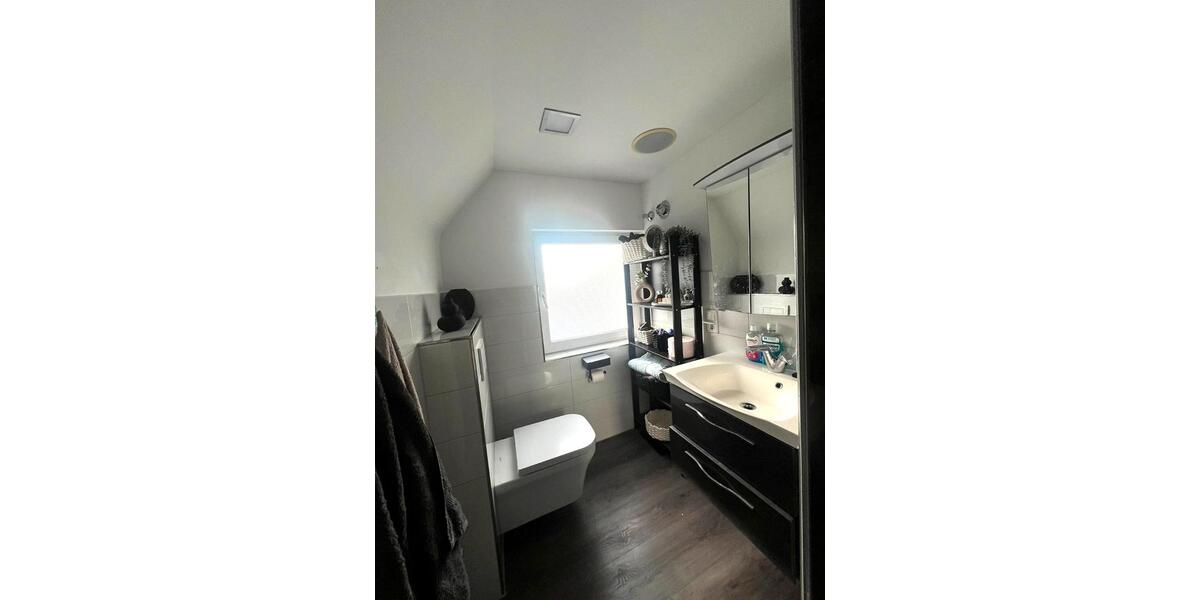Dachgeschoßwohnung Solingen Mitte - 3 Zimmer, 93 m&sup2;, 1.300&euro; | Angebot:26521883