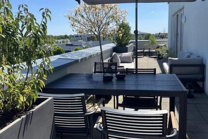 Helle Drei-Zimmer-Wohnung mit Blick auf den Rheinturm zimmer