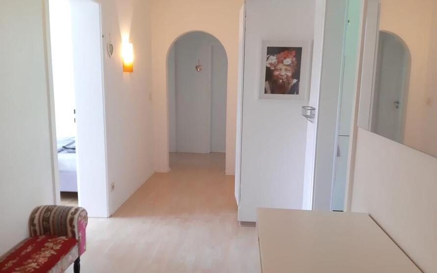 löffelfertiges WG-Zimmer mit Internet, TV, Gästeküche, BadWc-Mitbenützung, Waschmaschine und Balkon
