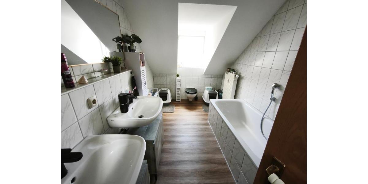 moderne 3 Zi. DG (2. OG) Wohnung mit Balkon und KFZ-Stellplatz - Etagenwohnung Uehlfeld | Angebot:26704502