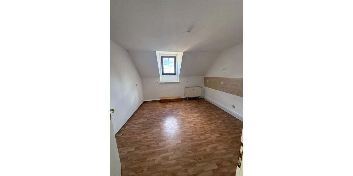 Herzlich willkommen in Deiner gemütlichen Dachgeschoss- Wohnung im Herzen von Altenburg.. 2 zimmer