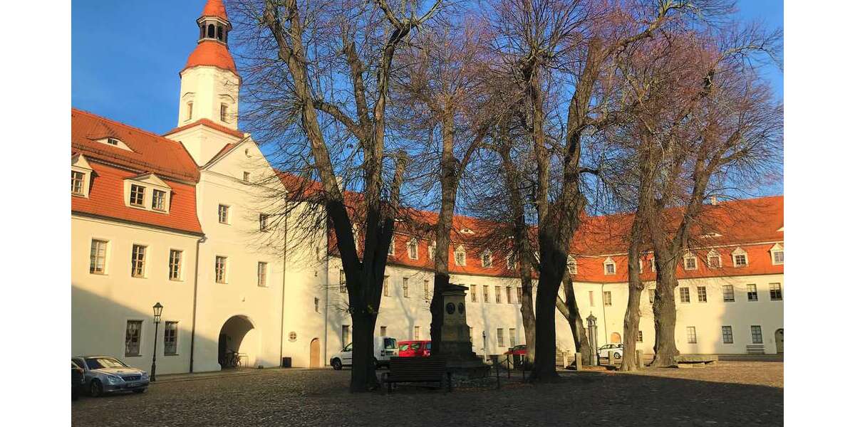 NEU -frisch renoviert. Gut geschnittene 4 Zimmer mit Balkon und Einbauküche! 4 zimmer