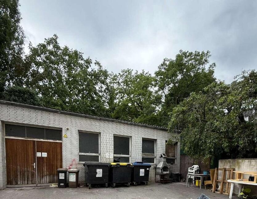 Sie haben Ideen und wir die Gewebefläche. Große Halle in einem Hinterhof zu vermieten zimmer