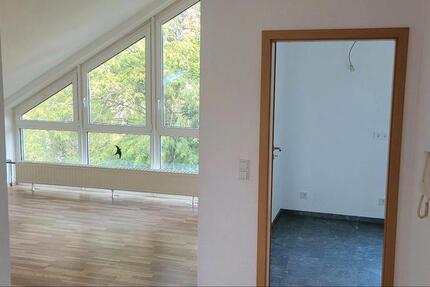 SchwalbachElm: komplett renovierte Dachgeschosswohnung 3 zimmer