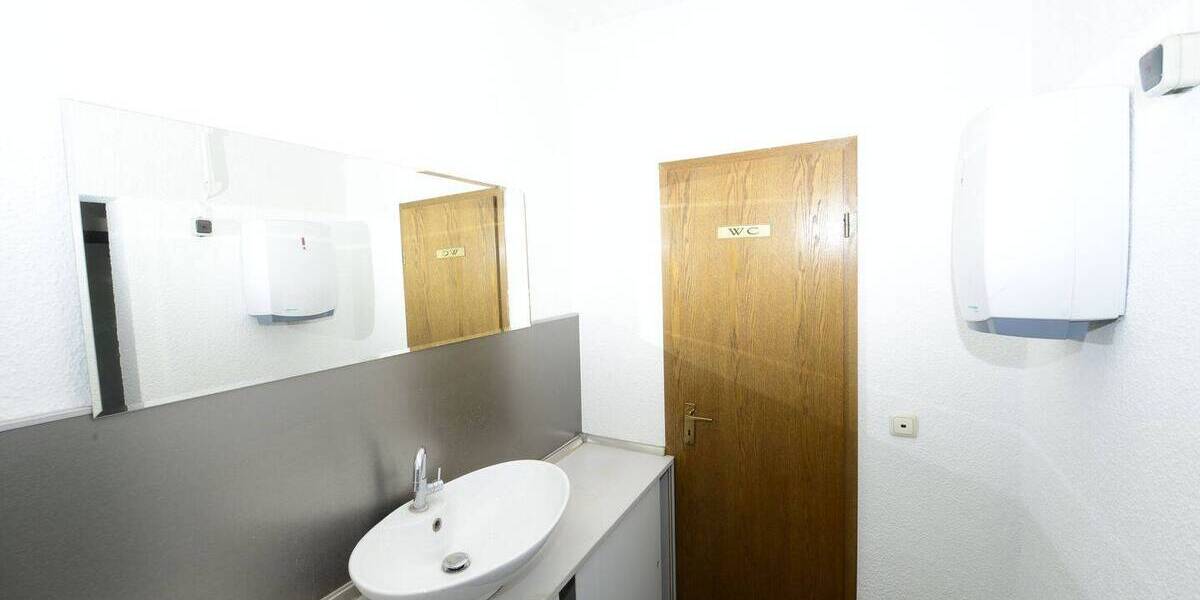 3-D-Virtual-Tour! Große renovierte Halle mit Büroflächen in Höchberg, verkehrsgünstig gelegen zimmer