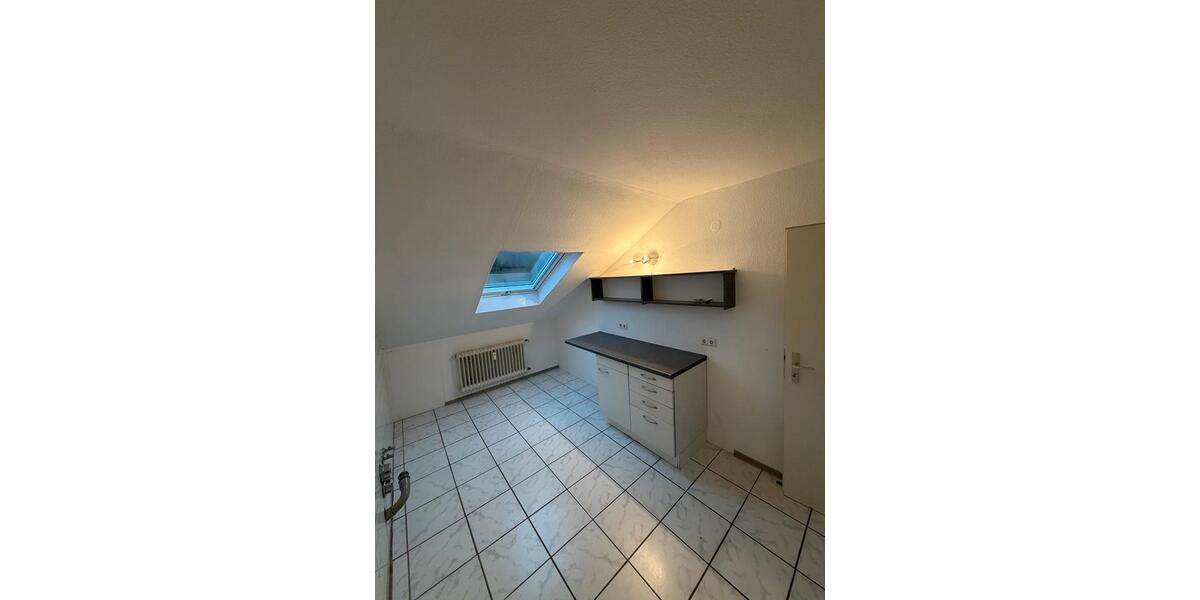 DACHGESCHOSS Wohnung m.Balkon, Keller, TopLage, GästeWC 3 zimmer