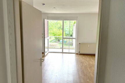 Wohnen in grüner Ruhe - Nähe Golfplatz Motzen, BER mit Balkon, EBK & Tiefgarage