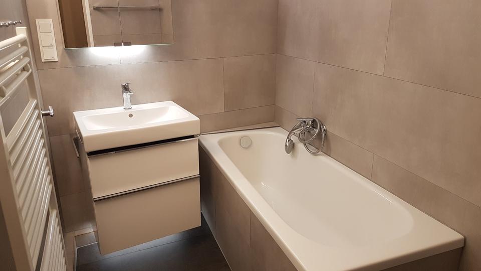 Helle renovierte 3-Zimmer-Wohnung mit neuer Einbauküche (Video) 3 zimmer