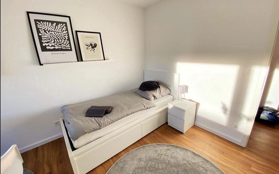 möbliertes WG-Zimmer mit Wlan, Smart-TV, eigener Balkon, Bad, Wc und Küche zur Teilung, Waschmaschine, Trockner zimmer