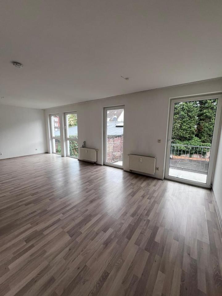 Große 3 Zimmer Wohnung mit Balkon zimmer
