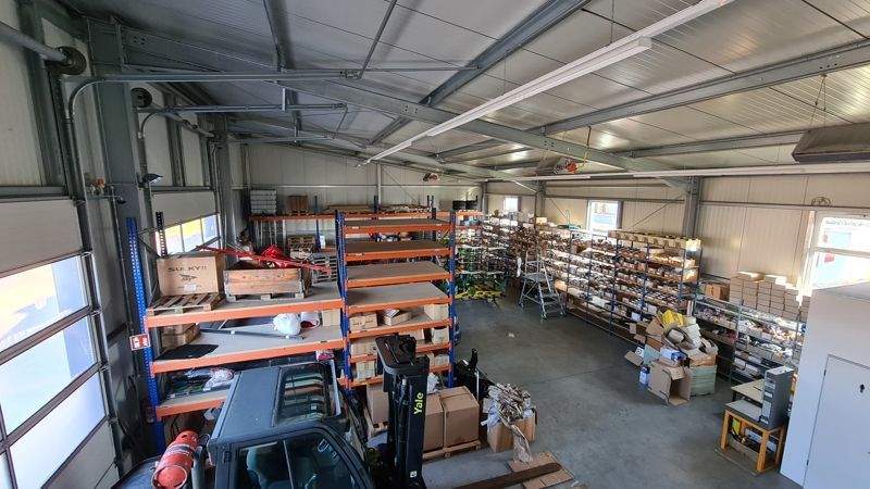 neuwertige Halle (beheizbar) mit Büro zu vermieten in Barbing zimmer