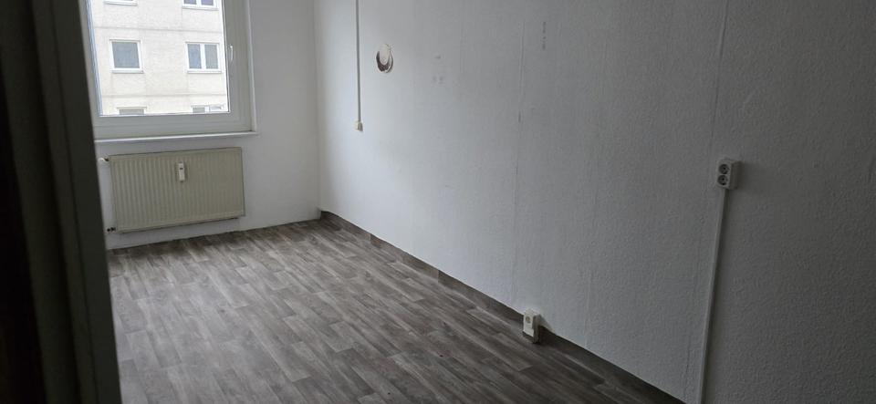 Etagenwohnung Burg Stargard - 4 Zimmer, 80 m&sup2;, 400&euro; | Angebot:24587937