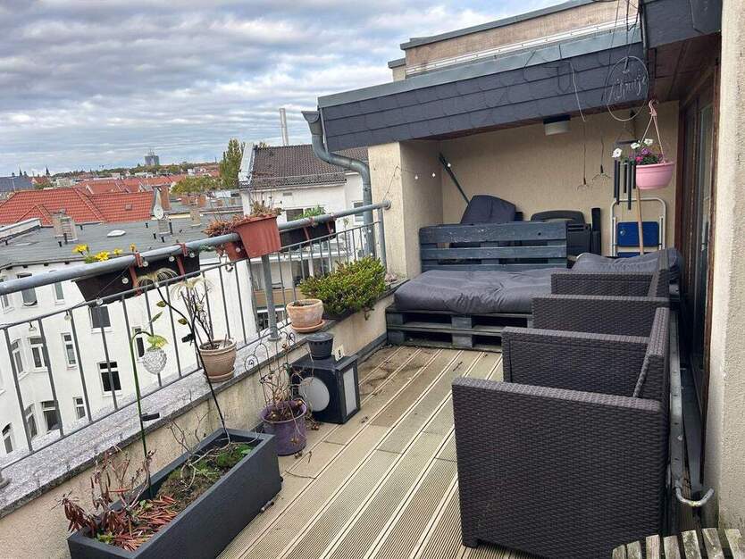 3-Raumwohnung mit Dachterrasse und Weitblick über Halle, Stellplatz, Einbauküche & dekorativen Sichtbalken! 3 zimmer