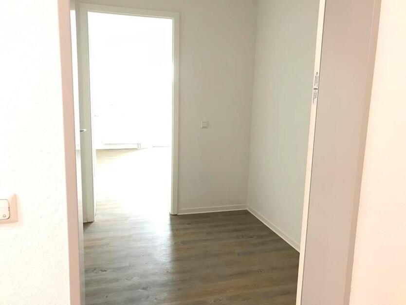Nur mit Wohnberechtigungsschein für 2 Personen! Moderne 2-Raum-Wohnung mit Aufzug und Balkon zimmer