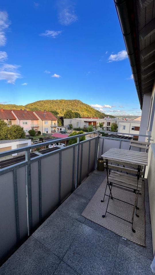 Moderne 4 Zimmer-Wohnung mit Balkon