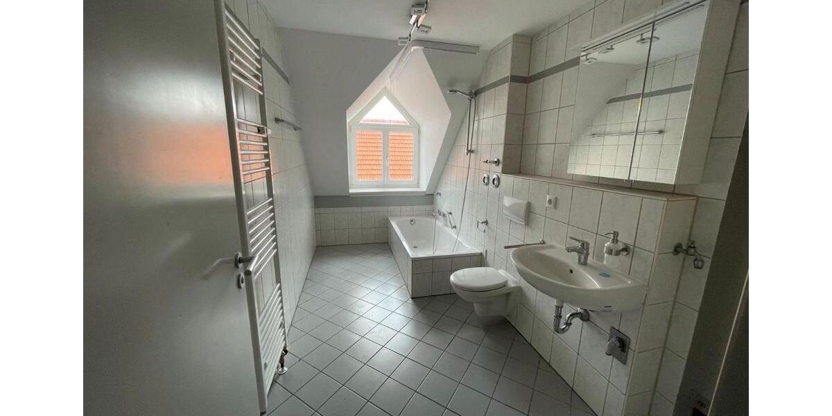 Dachgeschoßwohnung Geisenhausen - 2 Zimmer, 75 m&sup2;, 800&euro; | Angebot:25945300