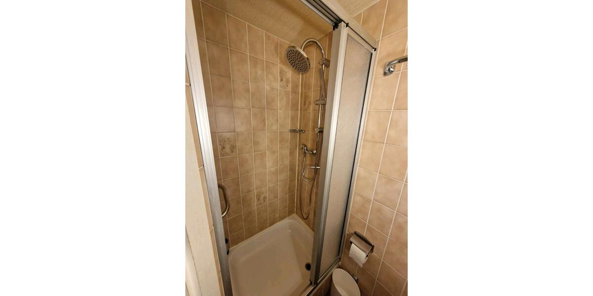 Zimmer mit eigenem Bad in ehemaligem Hotel zu vermieten 1 zimmer