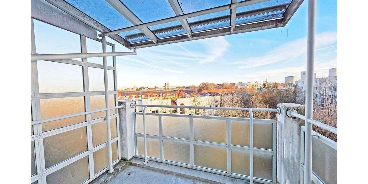 ERSTBEZUG nach MODERNISIERUNG: 2 Zimmer-Dachgeschosswohnung mit Blick über München... 2 zimmer