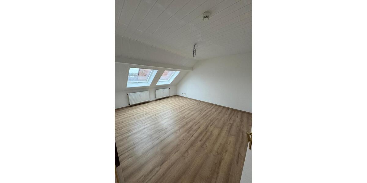 Dachgeschoßwohnung Weißenfels - 3 Zimmer, 74 m&sup2;, 518&euro; | Angebot:25999383