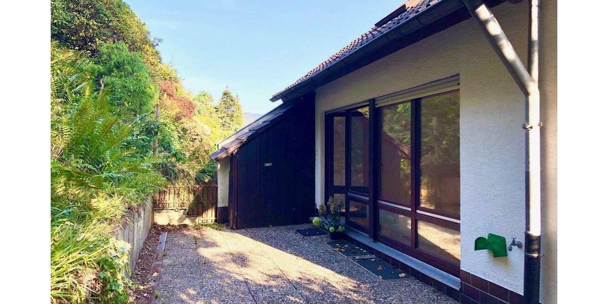 LÄNDLICH: TRAUMAUSSICHT, GROSSES FAMILIENHAUS, EINBAUKÜCHE, 2 STELLPLÄTZE 6 zimmer