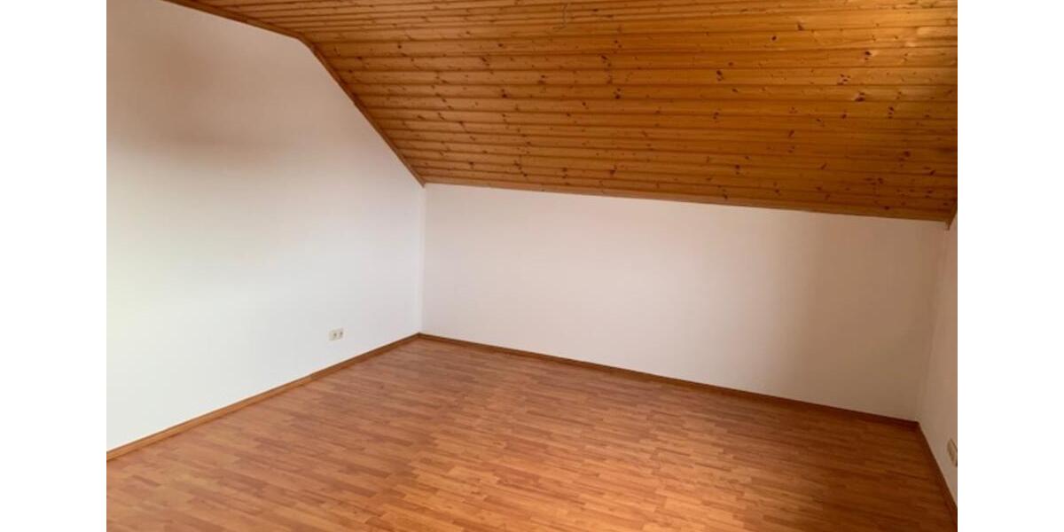 Dachgeschoßwohnung Wenzenbach - 3 Zimmer, 75 m&sup2;, 600&euro; | Angebot:24742064