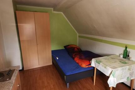 1 Zimmer möbliert, 1 Bad mit Wanne u. Waschmaschine zimmer