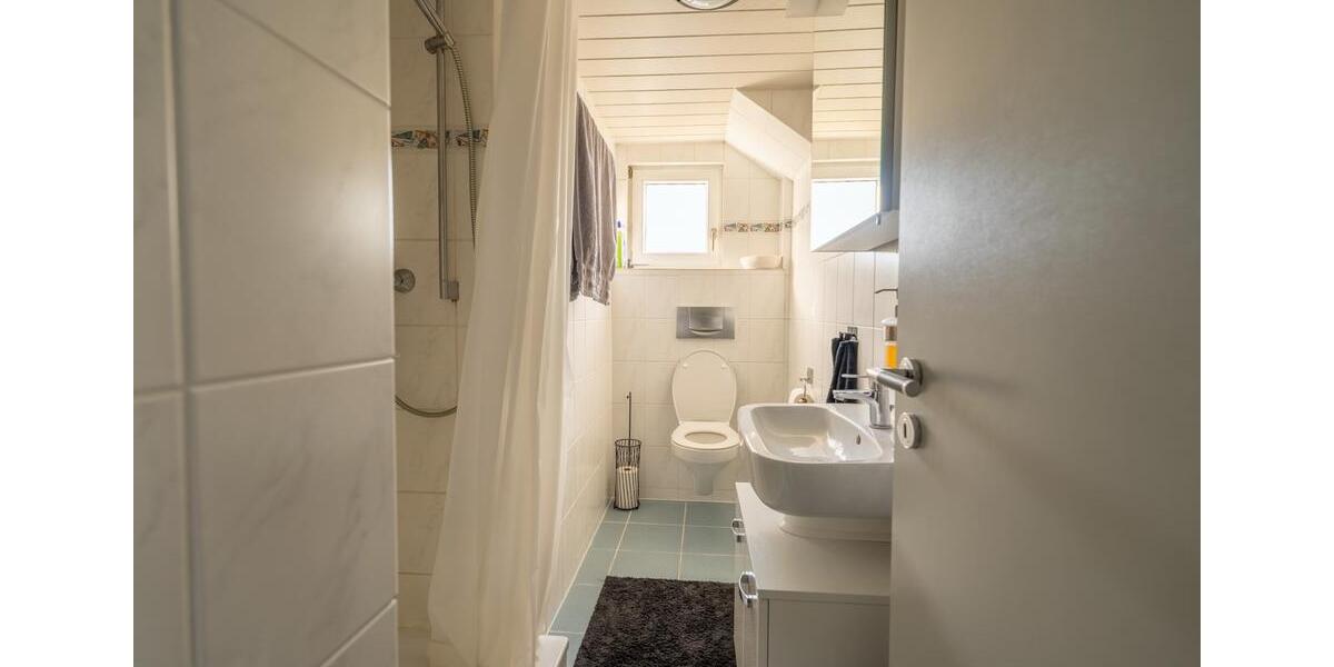 Dachgeschoßwohnung Wiesbaden Mainz-Amöneburg - 2.5 Zimmer, 104 m&sup2;, 1.200&euro; | Angebot:26547082