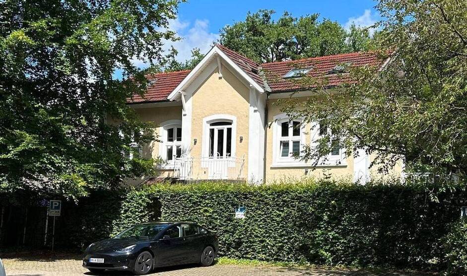 Renoviertes Altbau-Haus aus der Gründerzeit in Bauernhaus-Umgebung Alt-Osdorf