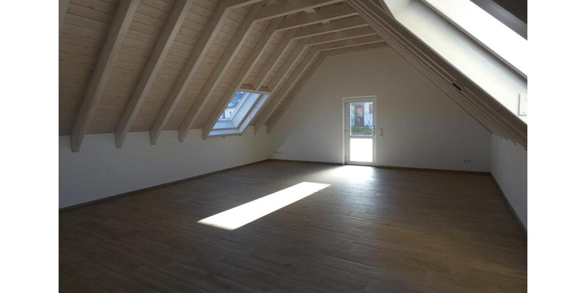 Dachgeschoßwohnung Finningen - 3 Zimmer, 126 m&sup2;, 820&euro; | Angebot:24865096