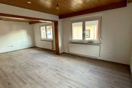 Haus Kandel - 5 Zimmer, 140 m&sup2;, 1.200&euro; | Angebot:26169907
