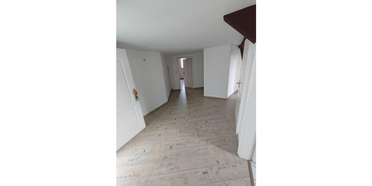 Dachgeschoßwohnung Zeitz - 2 Zimmer, 100 m&sup2;, 450&euro; | Angebot:25404425