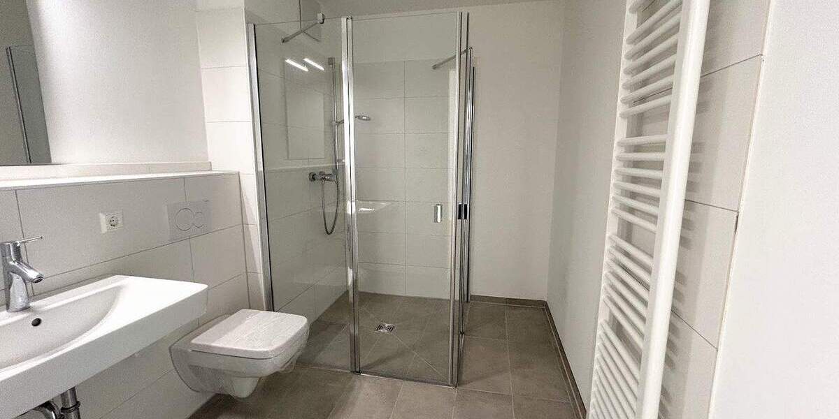 Viel Platz + moderner Neubaukomfort mit zwei Balkonen: Helle, große Zimmer, Einbauküche 2 zimmer