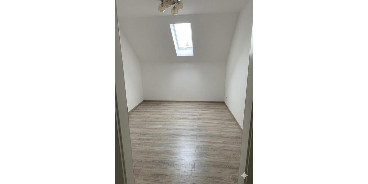 Dachgeschoßwohnung Werdau - 5 Zimmer, 145 m&sup2;, 1.200&euro; | Angebot:25965282