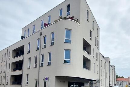 Große 4-Zimmer-Wohnung mit Balkon und Tiefgaragenstellplatz zu vermieten. 4 zimmer