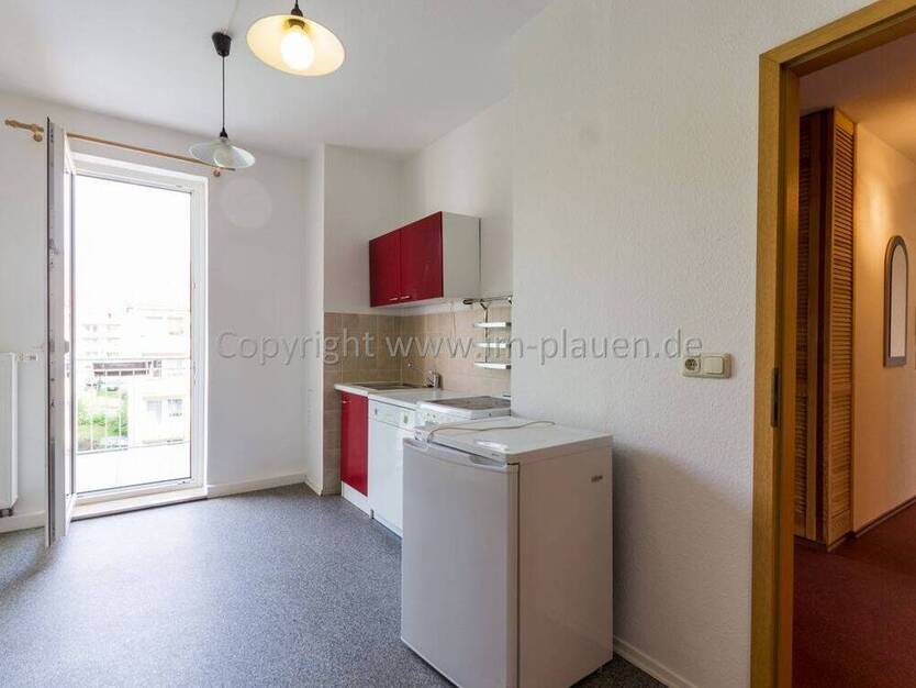 Plauen-Haselbrunn: 2-Zimmer-DG-Wohnung mit Balkon & EBK - ab sofort
