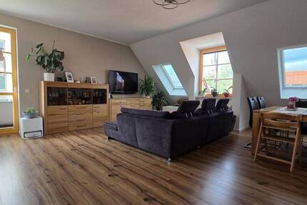 großzügige 4-Zimmer Dachgeschoßwohnung mit Südbalkon in zentraler Lage zu vermieten!!