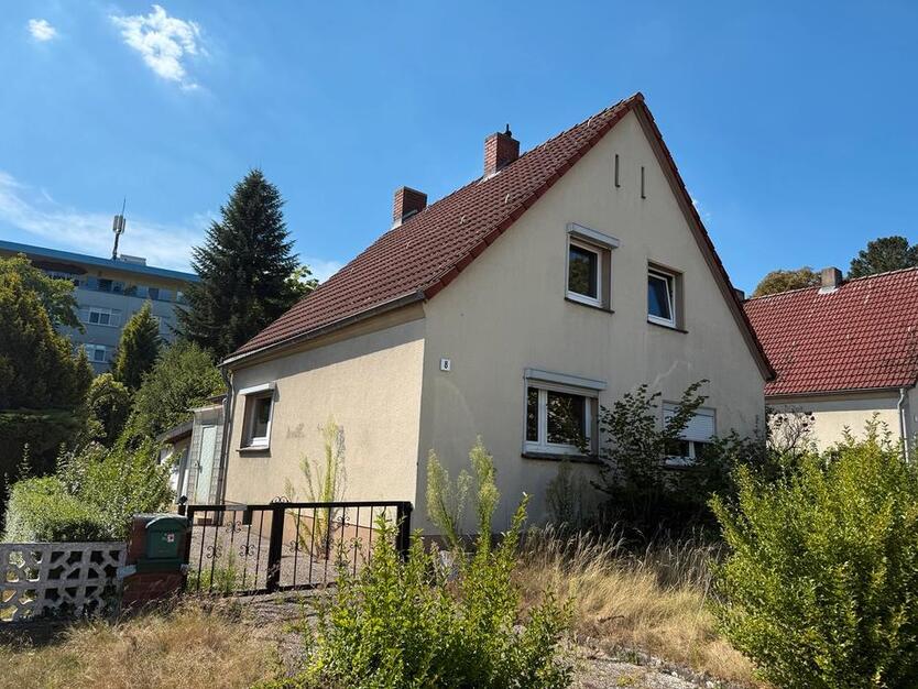 Renovierungsbedürftige DHH in Erle zu vermieten