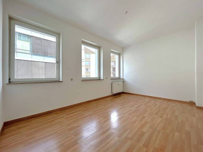 Helle, geräumige 4 Zimmerwohnung mit Balkon in zentraler Lage