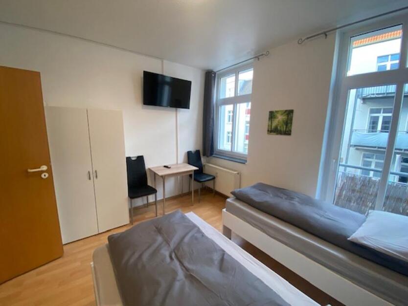 Schöne MonteurWohnung für 6 Personen, Vollausstattung, Balkon, WLAN, Smart-TVs, extra Kühlschränke pro Zimmer