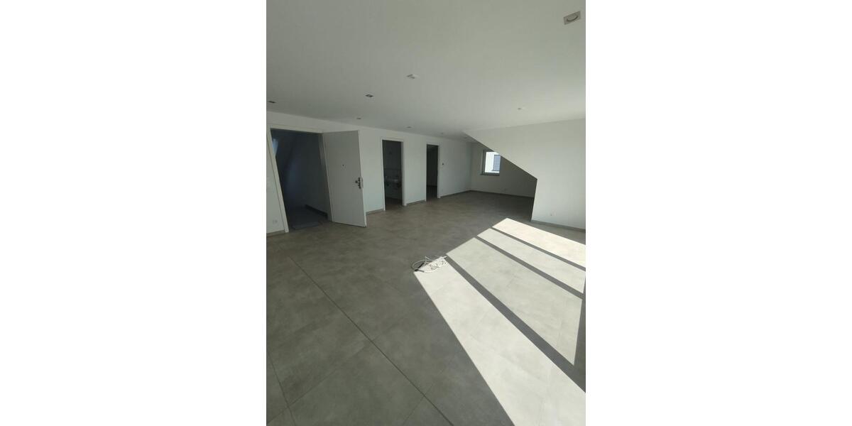 Helle 4-Zimmer Dachgeschoss Wohnung mit offener Wohnküche inkl. EBK! 4 zimmer