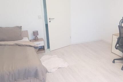 WG-Zimmer + Wohnzimmer mit Balkon Leonberg-Zentrum, sofort frei 1 zimmer