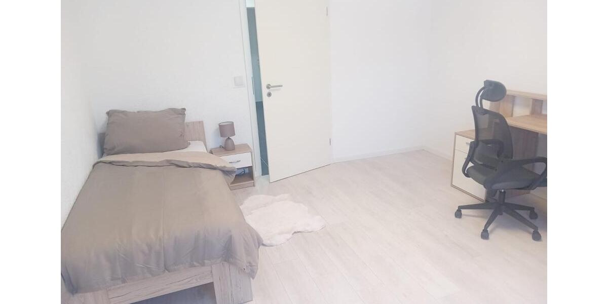 WG-Zimmer + Wohnzimmer mit Balkon Leonberg-Zentrum, sofort frei 1 zimmer